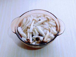 8、什锦烤鸡翅,放入器具中,加入开水,焖泡10分钟。(需要沸水)