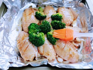 11、什锦烤鸡翅,西蓝花焯水,放在鸡翅上,再将腌制鸡翅的料刷在每个鸡翅与西蓝花上。