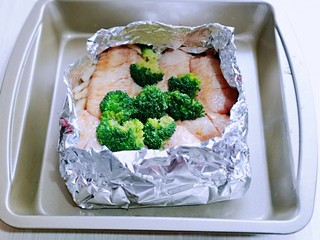 12、什锦烤鸡翅,最后把锡纸周边折起来,放烤盘里。