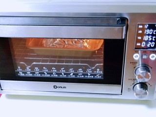 14、什锦烤鸡翅,上火190度,下火185度,烤20分钟。