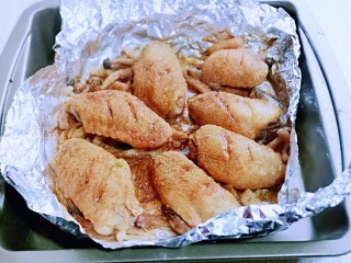 15、什锦烤鸡翅,20分钟后将烤盘取出,撒上孜然粉,五香粉,再次送回烤箱,再烤20分钟。(把西蓝花取出,不需要再烤)