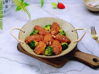 16、什锦烤鸡翅,烤好的鸡翅香味扑鼻而来,将菌菇铺在盘子下面,摆上烤好的鸡翅,放上西蓝花。