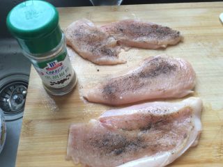 2、销魂鸡排饭,每面鸡胸肉上拍黑胡椒和盐两面按摩至均匀。