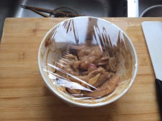 4、销魂鸡排饭,搅合搅合，盖保鲜膜放置冰箱冷藏两小时以上。