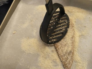 5、销魂鸡排饭,两面拍上面包糠。