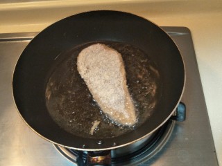 6、销魂鸡排饭,锅中热油，放入鸡胸肉。煎至表面金黄。