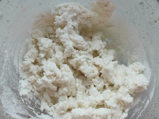 2、红糖麻糍,搅拌成絮状