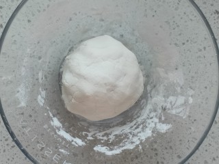 3、红糖麻糍,揉成光滑的面团