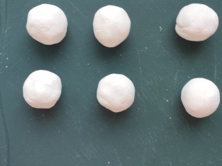 4、红糖麻糍,平均分成6份