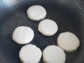 6、红糖麻糍,平底锅中刷油，放入糯米饼煎至两面金黄