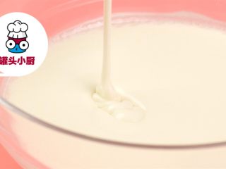 1、网红Q香橘子大福,糯米粉150g加入玉米淀粉30g、糖粉50g、玉米油40g、清水175ml，搅拌均匀至无颗粒，放入上汽的蒸锅，大火蒸约20分钟