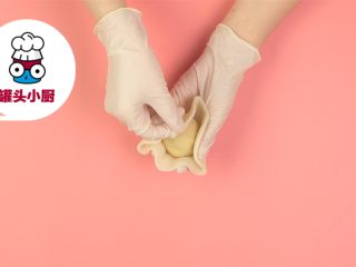 5、网红Q香橘子大福,再包上糯米皮，收口搓圆，在一头戳一个小凹洞