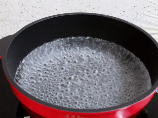 2、西瓜西米露,锅中烧开水