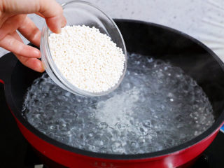 3、西瓜西米露,再缓慢地倒入西米