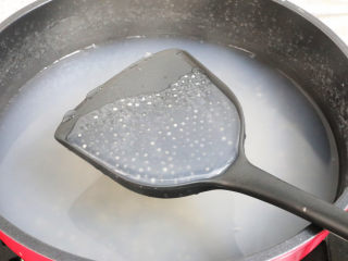 6、西瓜西米露,煮至西米剩下中间的白芯时