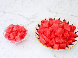 10、西瓜西米露,将西瓜去皮去籽，取200克果肉切成小块另外备用