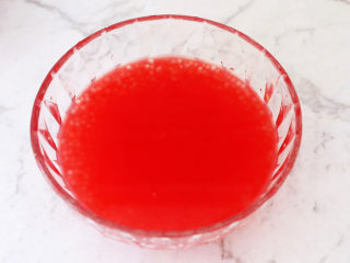 14、西瓜西米露,将西瓜汁倒入西米中，搅拌均匀，再放入冰箱冷藏，浸泡半小时以上，吃时表面再装饰水果就可以了