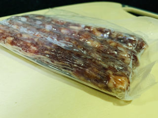 1、香菇腊肠焖饭,腊肠取出；