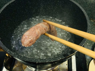 3、香菇腊肠焖饭,夹出；