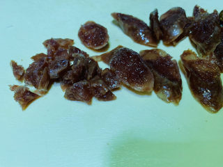 4、香菇腊肠焖饭,一半切粒一半切片；