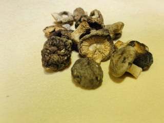 5、香菇腊肠焖饭,干香菇取出；