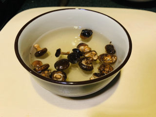 6、香菇腊肠焖饭,用水泡发；