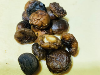 8、香菇腊肠焖饭,泡发好的香菇；