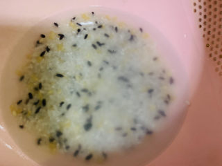 11、香菇腊肠焖饭,洗净；