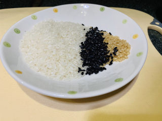 9、香菇腊肠焖饭,普通米，黑米，糙米；