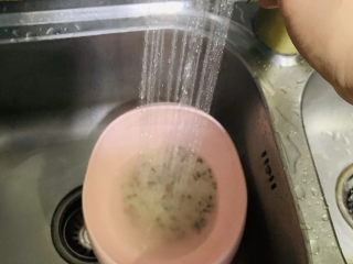 10、香菇腊肠焖饭,水冲洗；