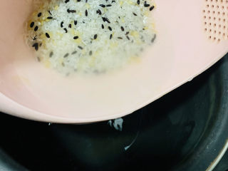 12、香菇腊肠焖饭,倒入电饭煲；