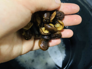 13、香菇腊肠焖饭,加入香菇；