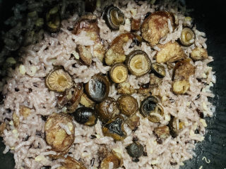 17、香菇腊肠焖饭,打开电饭煲，香喷喷的；