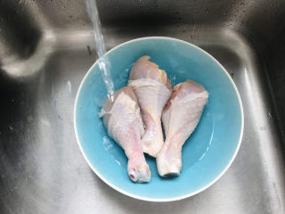 2、新奥尔良烤鸡腿,清水洗净鸡腿;