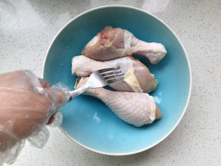 3、新奥尔良烤鸡腿,用一把生食专用叉子,给鸡腿扎满小洞,方便入味;