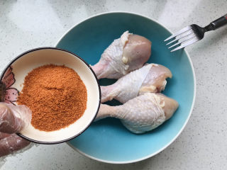 4、新奥尔良烤鸡腿,把新奥尔良粉均匀撒在鸡腿上;