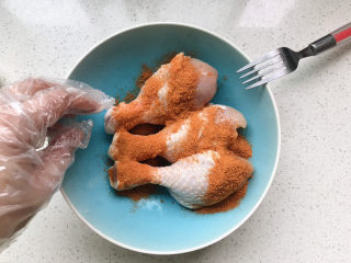 5、新奥尔良烤鸡腿,戴上一次性手套,给鸡腿按摩;