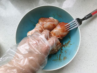 6、新奥尔良烤鸡腿,按摩至调料充分融入鸡肉内;
