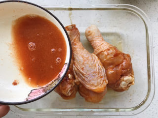 10、新奥尔良烤鸡腿,将剩下的一点儿调料粉加适量清水调匀,倒在鸡腿上,按摩一下,方便汁水渗入;