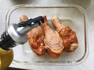 11、新奥尔良烤鸡腿,再倒一点点食用油;