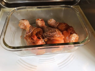 12、新奥尔良烤鸡腿,放入微波炉内,高火10分钟;