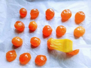 10、豆沙蛋黄月饼,依次刷上少许玉米油。烤箱150度预热，入烤箱中层，150度烤5分钟。