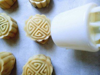 17、豆沙蛋黄月饼,脱模具，这样就完成，依次做完。