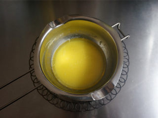 4、丸久小山园名物蛋糕卷--抹茶,黄油23克，牛奶40毫升混合隔热水融化。