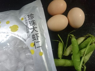 1、虾仁跑蛋,准备所需食材