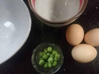 2、虾仁跑蛋,豌豆剥壳洗净，并准备2个空碗