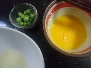 3、虾仁跑蛋,一个蛋做蛋黄蛋白分离，剩余的2个蛋打散备用