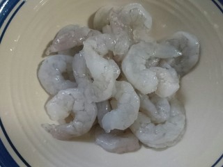 4、虾仁跑蛋,虾仁洗净检查虾线去净