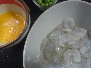 5、虾仁跑蛋,将虾仁和蛋清一起拌匀