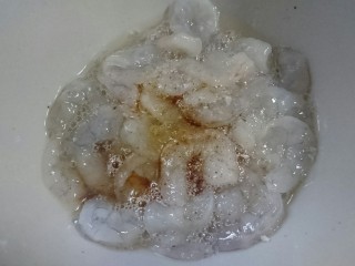 6、虾仁跑蛋,少许海盐，生抽，黑胡椒腌制备用